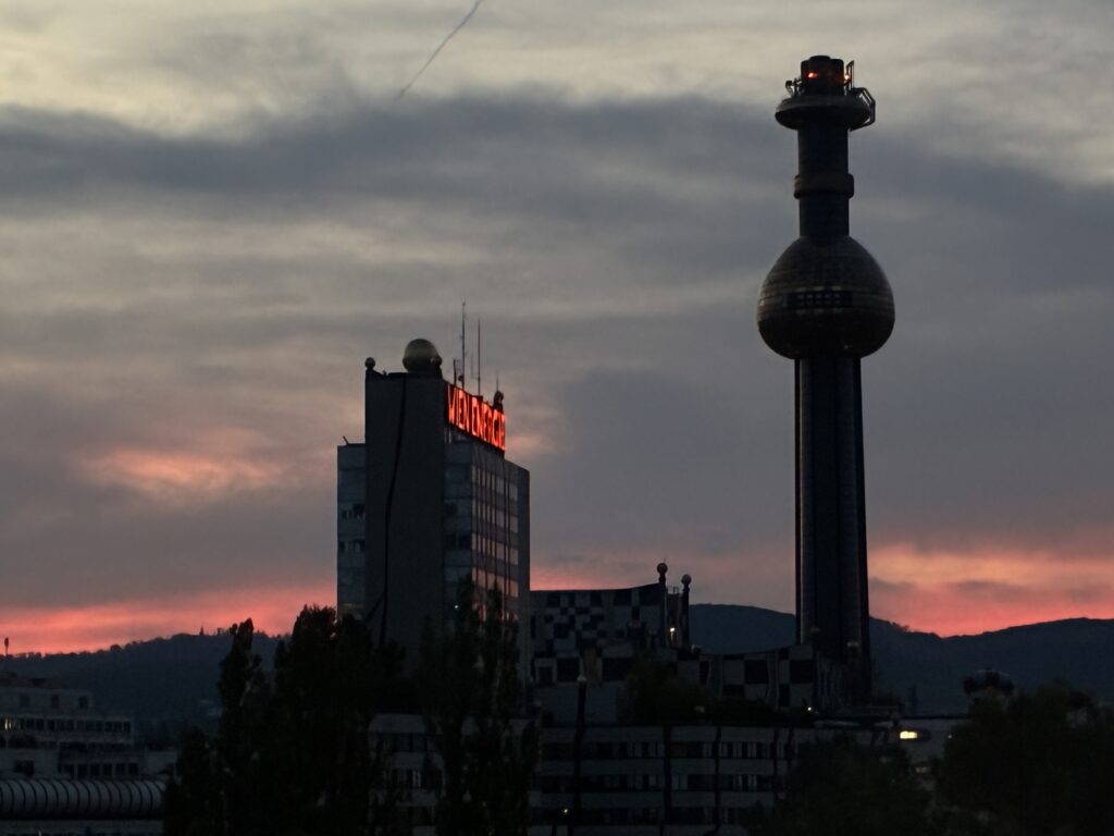 Город на закате — башня на фоне закатного неба